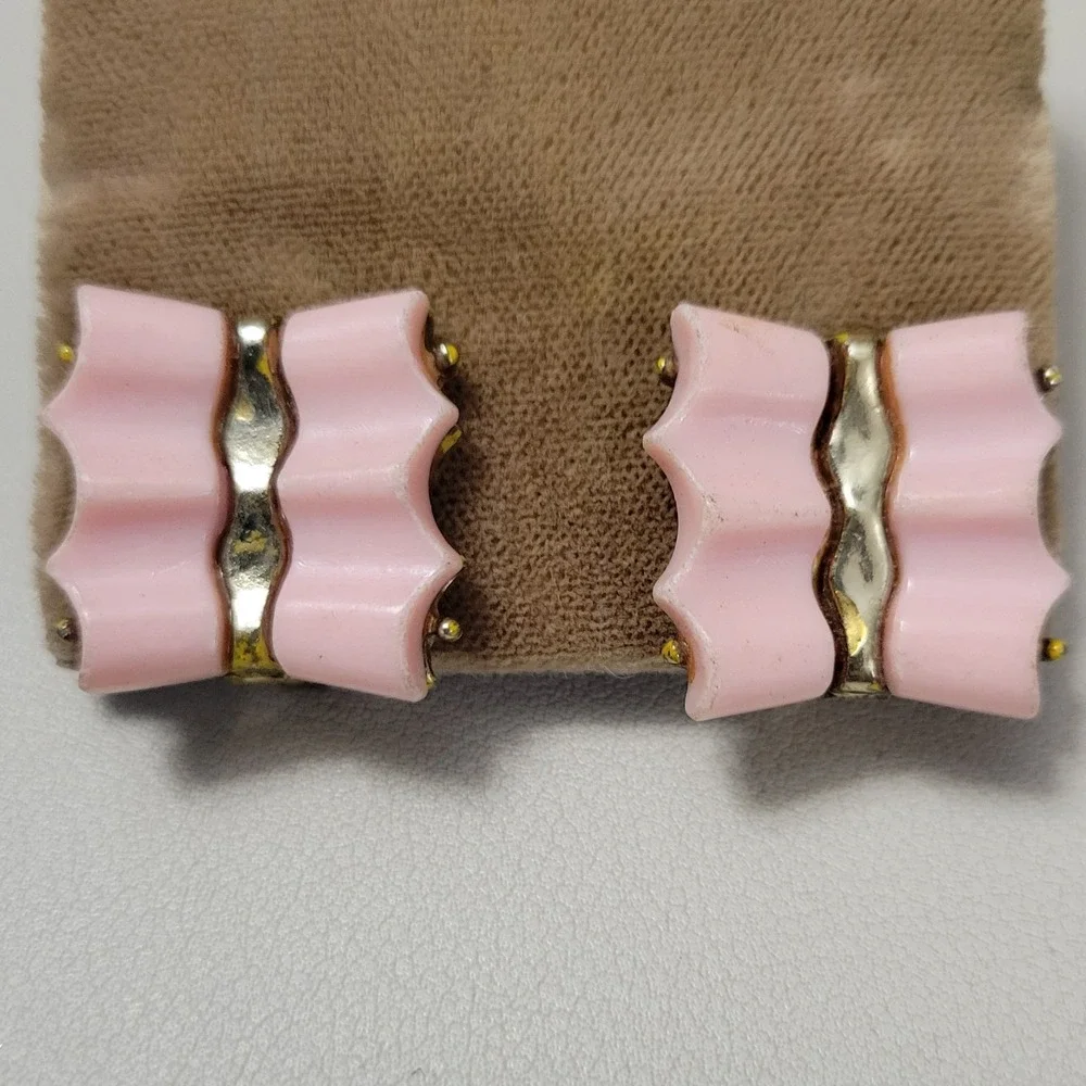 Vintage Unsigned Gold Tone‎ Pink Plastic Wavey Square Clip Earrings AS IS